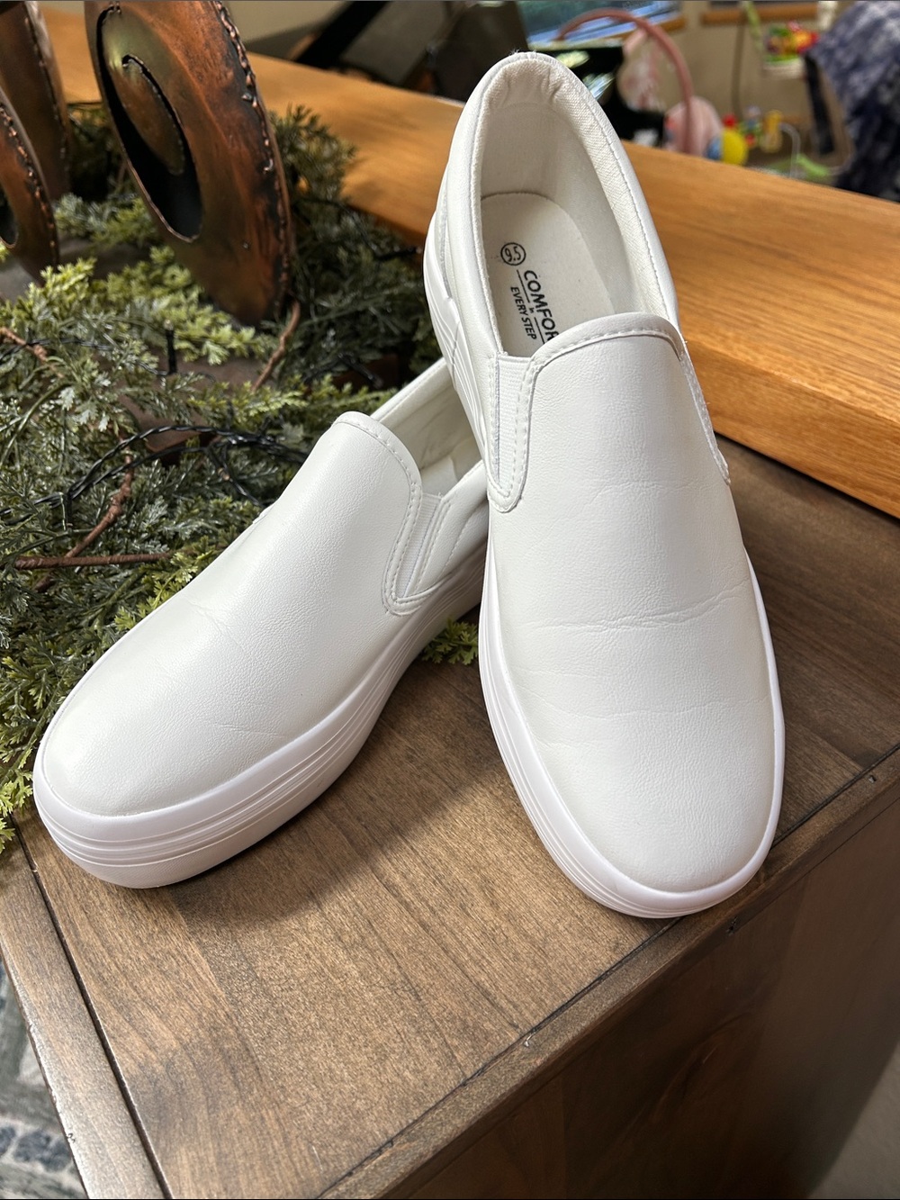 COMFORT PLUS platform sneakers by Predictions White. Like new 9.5